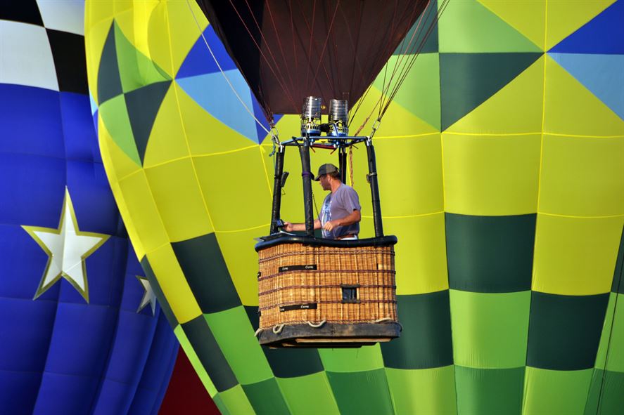 launch and pilot a hot air balloon